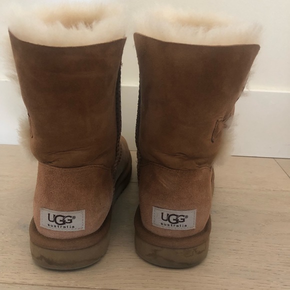 UGG Bailey Button II in Chestnut - Picture 4 of 8